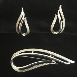Vintage 1958 Sarah Coventry Textured Silver Brooch Clip Earrings